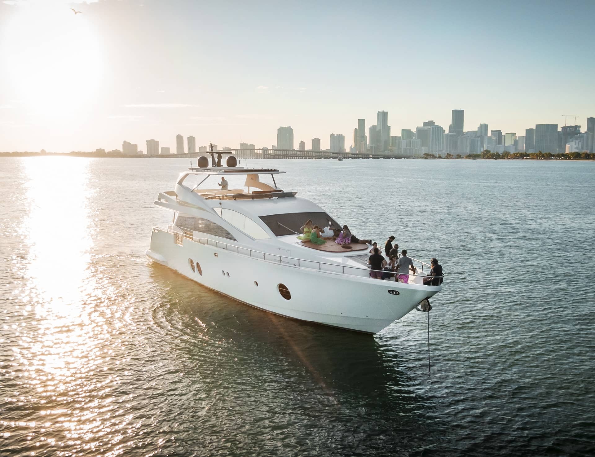 Porque nosotros queremos superar sus expectativas y hacerte vivir la mejor experiencia con Yachts N' Roses: Alquiler de Yates en Miami