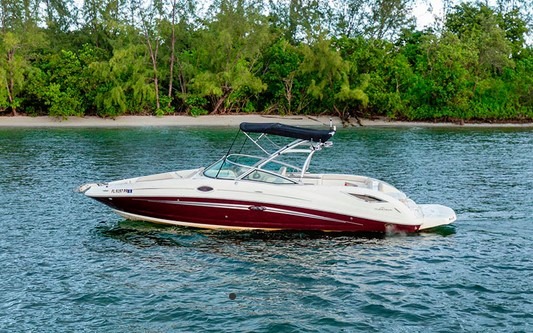 SUNDECK 30 boat for charter in Miami for tours, parties, events and celebrations.